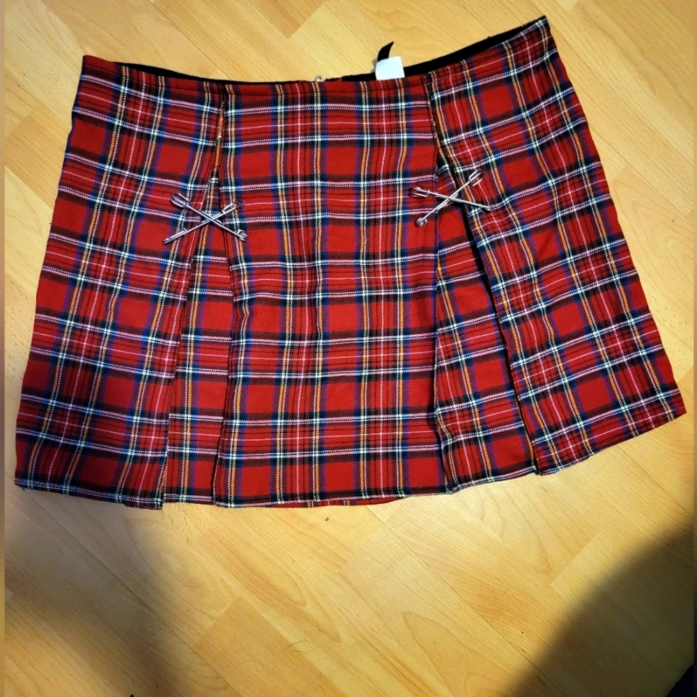 Hot Topic mini skirt red plaid  sz medium